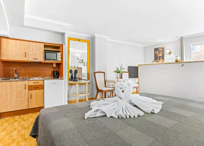 Unique 3-2 Apartahotel 3*